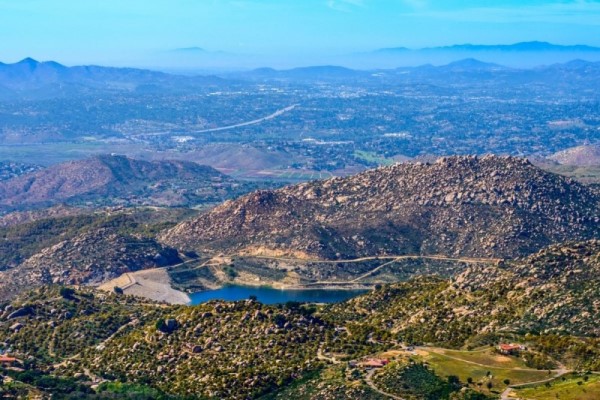 view of Poway lake, best San Diego suburbs, Living in San Diego real estate (1)